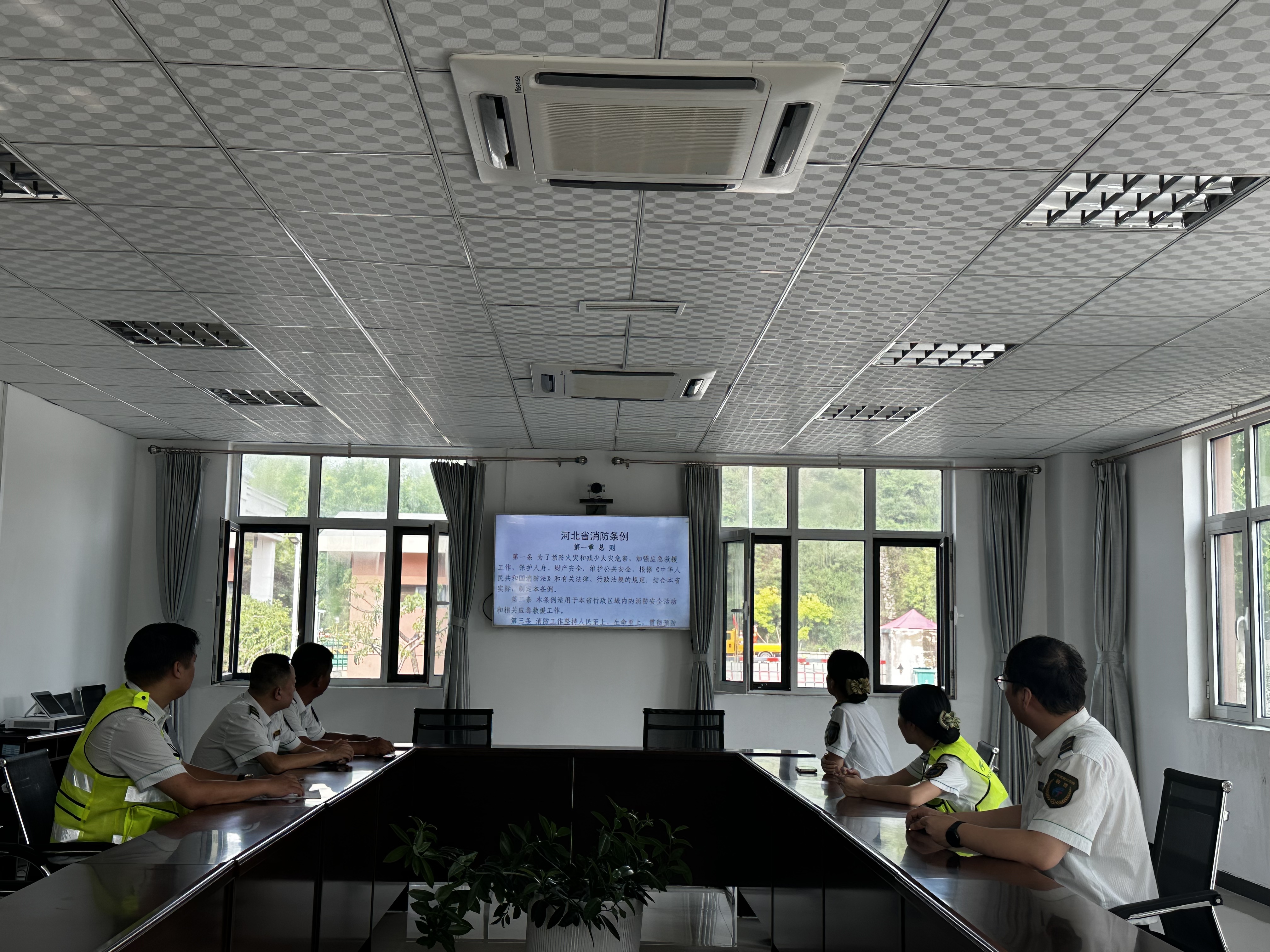 以法治思维夯基，内丘北收费站组织集中学习《河北省消防条例》..jpg